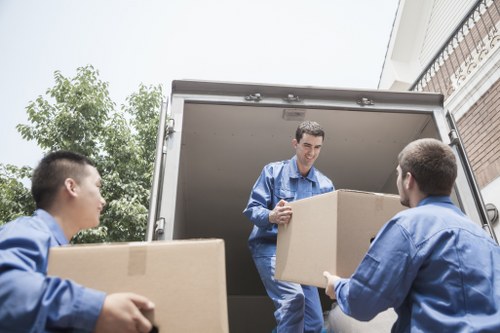 Efficient man and van solution for storage and delivery jobs